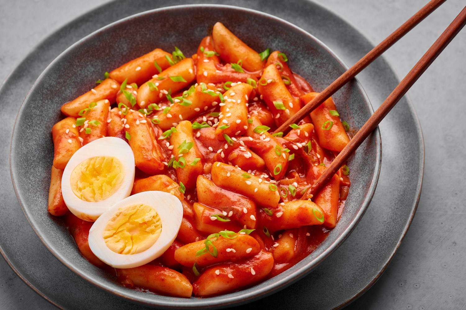 Proses Pembuatan Tteokbokki Korea Pedas Kenyal yang Menggugah Selera