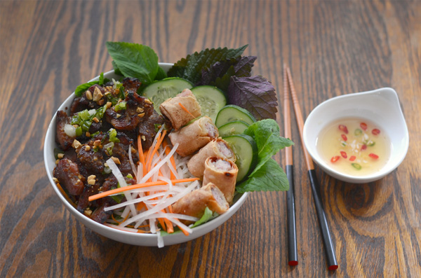 Eksplorasi Makanan Khas Vietnam: Bun Thit Nuong dan Teknik Pembuatan Sausnya